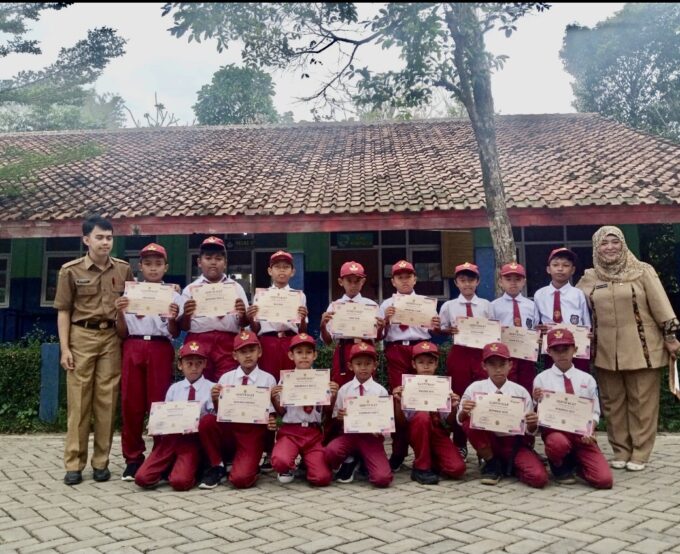 Meningkatkan Literasi: Diskusi Buku dan Klub Mading di Sekolah